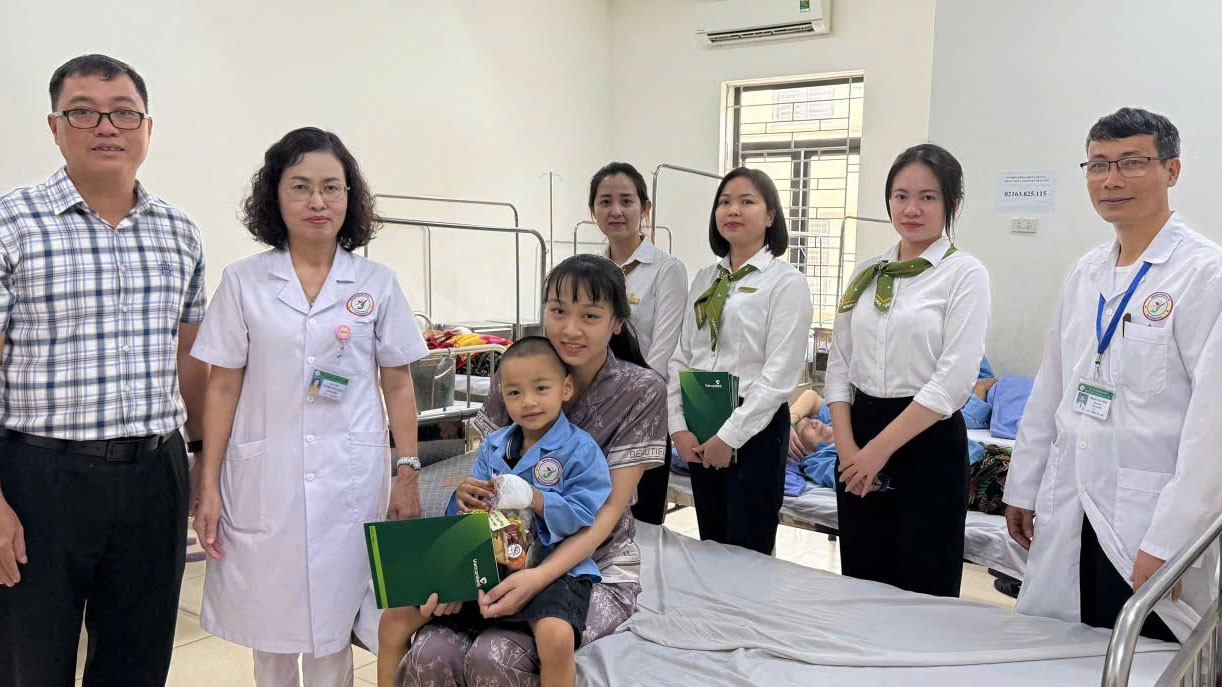 Trao quà cho bệnh nhi đang điều trị tại Trung tâm Y tế khu vực Trấn Yên.