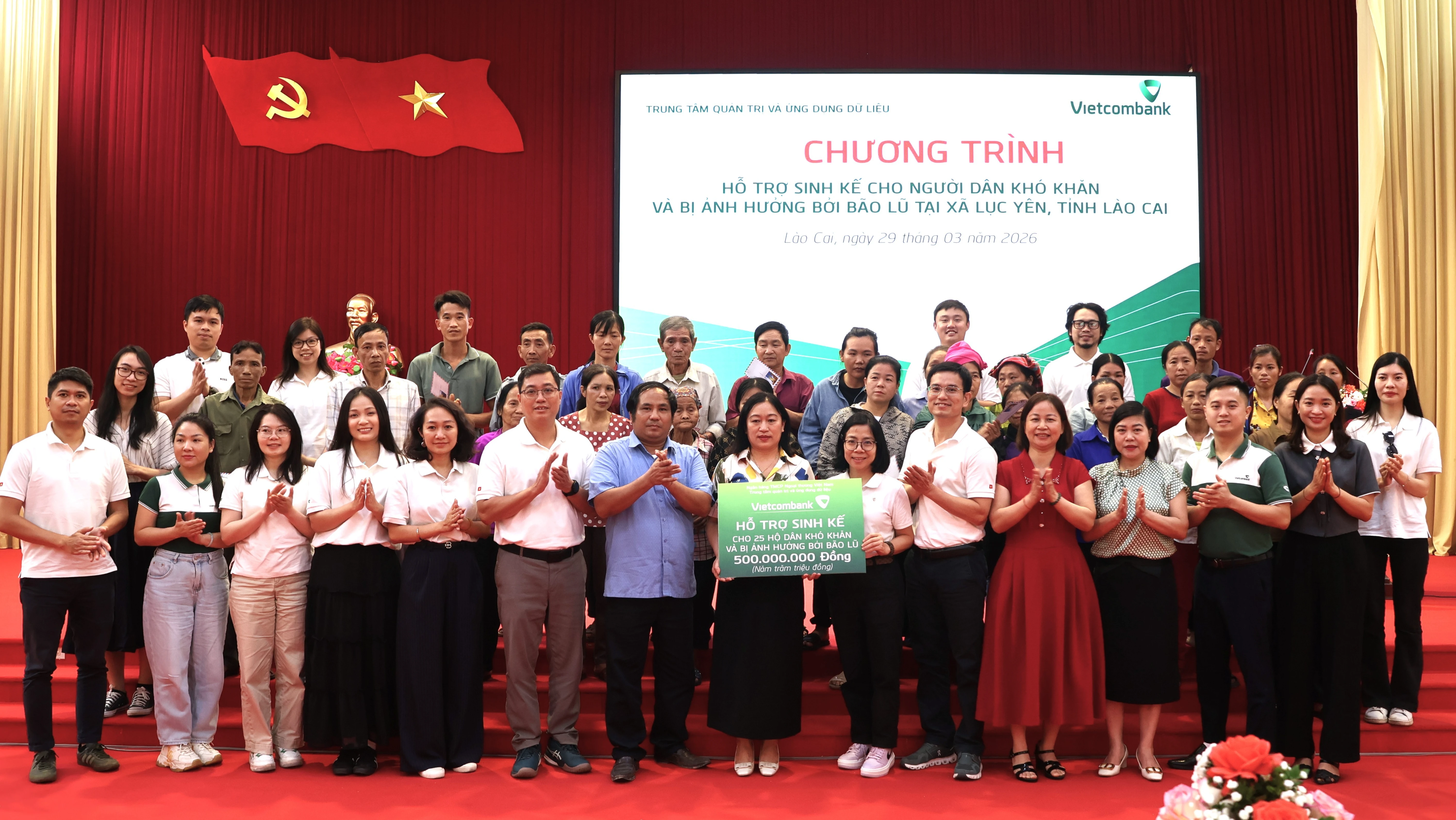 dai-dien-trung-tam-quan-tri-va-ung-dung-du-lieu-ngan-hang-tmcp-ngoai-thuong-viet-nam-trao-ho-tro-cho-lanh-dao-xa-luc-yen-9114.png