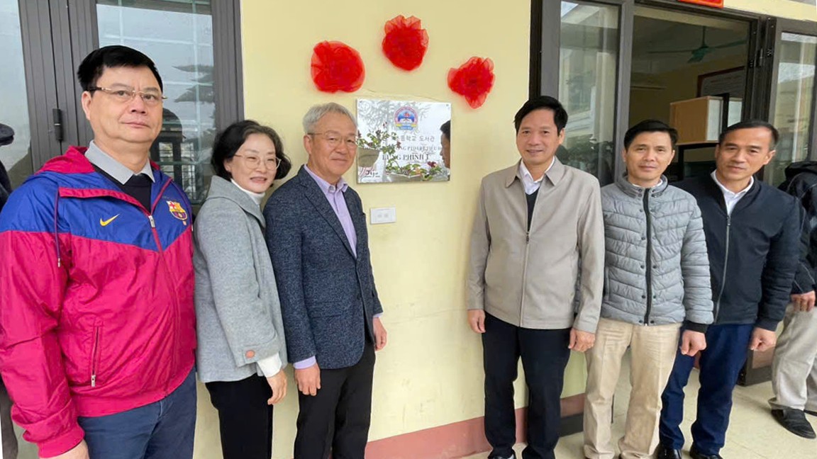 Khánh thành, bàn giao mô hình thư viện cho Trường PTDT bán trú Tiểu học Lùng Phình 1. khanh-thanh-ban-giao-mo-hinh-thu-vien-cho-truong-ptdtbtth-lung-phinh-1.jpg