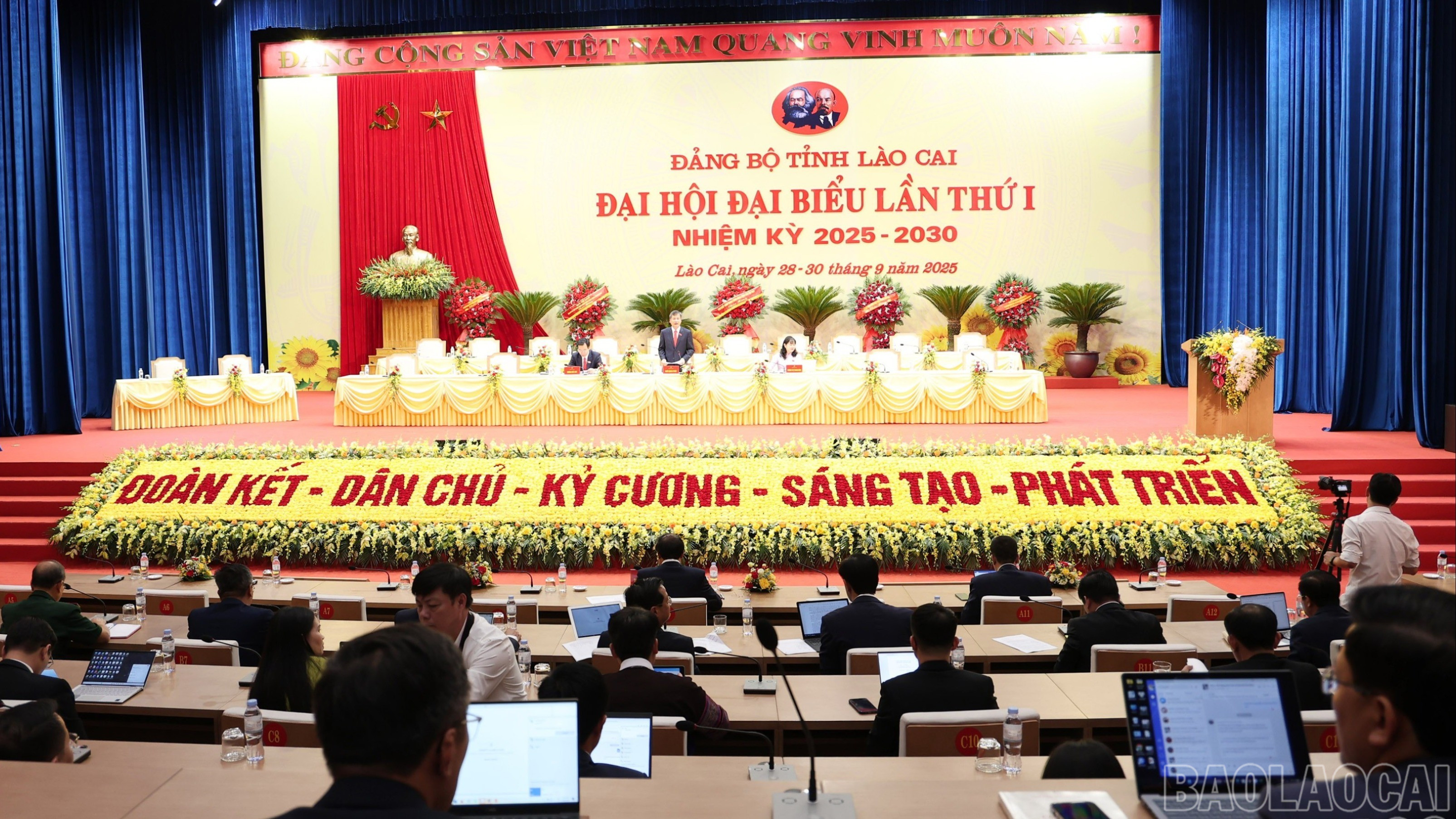 Quang cảnh Tổ thảo luận số 1. baolaocai-br_image-2057-4461.jpg