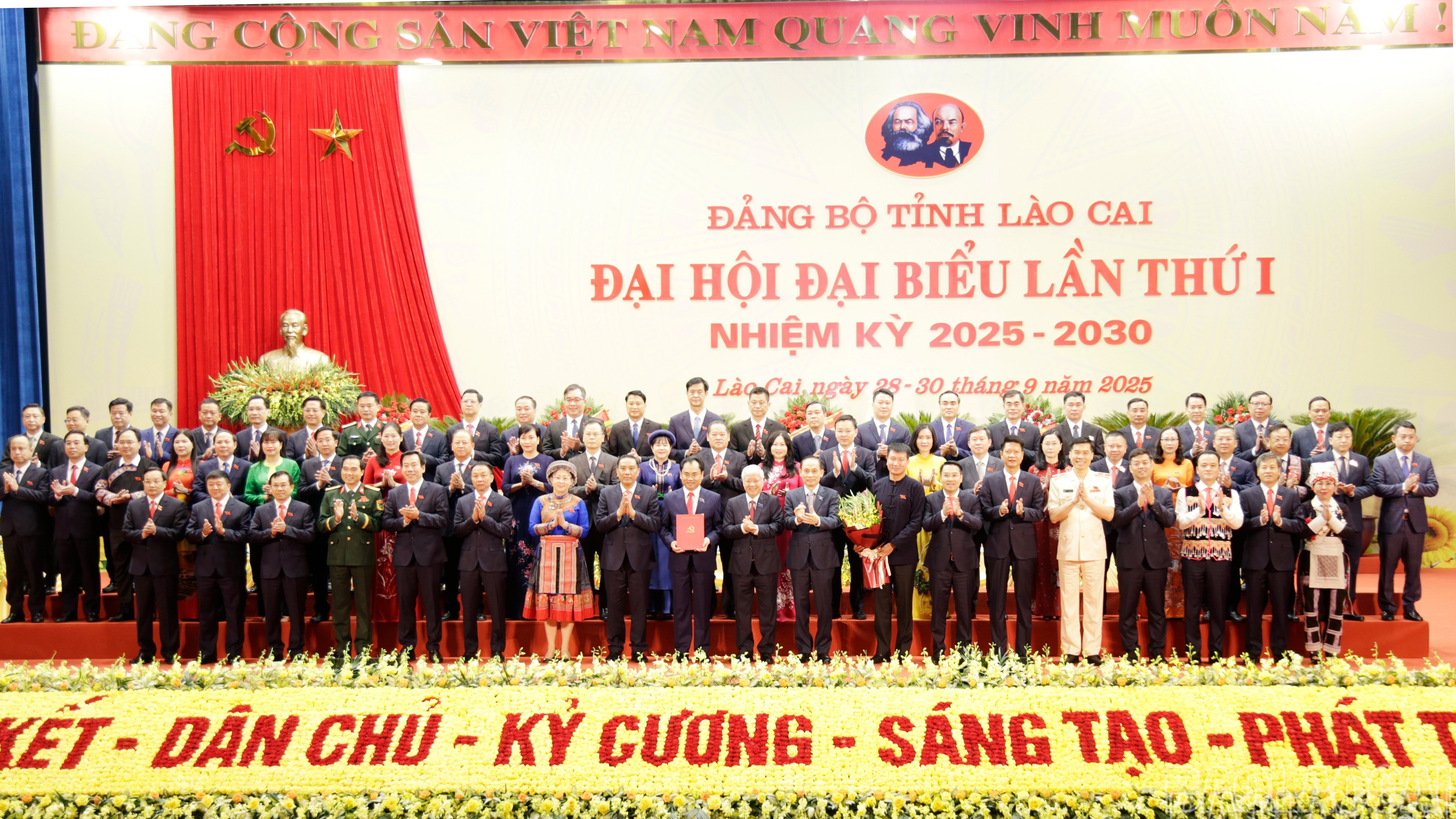 Đồng chí Đỗ Văn Chiến - Ủy viên Bộ Chính trị, Bí thư Trung ương Đảng, Chủ tịch Ủy ban Trung ương Mặt trận Tổ quốc Việt Nam trao Quyết định của Bộ Chính trị về việc chỉ định Ban Chấp hành, Ban Thường vụ, Bí thư, Phó Bí thư Tỉnh ủy Lào Cai nhiệm kỳ 2025 - 2030. baolaocai-br_image.jpg