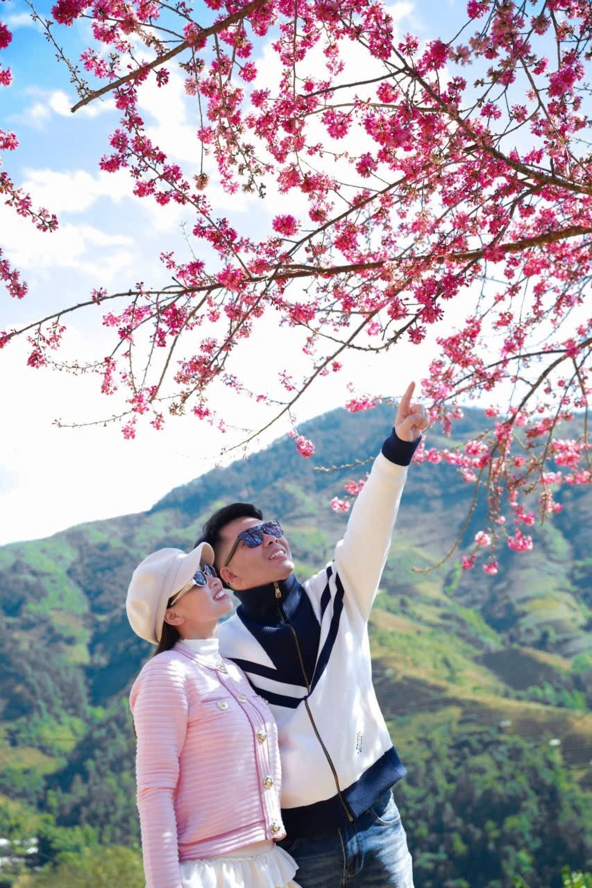 Mỗi độ hoa tớ dày nở rộ, nhiều du khách tìm đến tham quan, chiêm ngưỡng. “Cảnh vật núi đồi vẫn giữ được vẻ nguyên sơ, điểm xuyết sắc hoa rực rỡ khiến tôi có cảm giác như được đắm mình trong bức tranh thiên nhiên vùng cao”, một du khách chia sẻ.