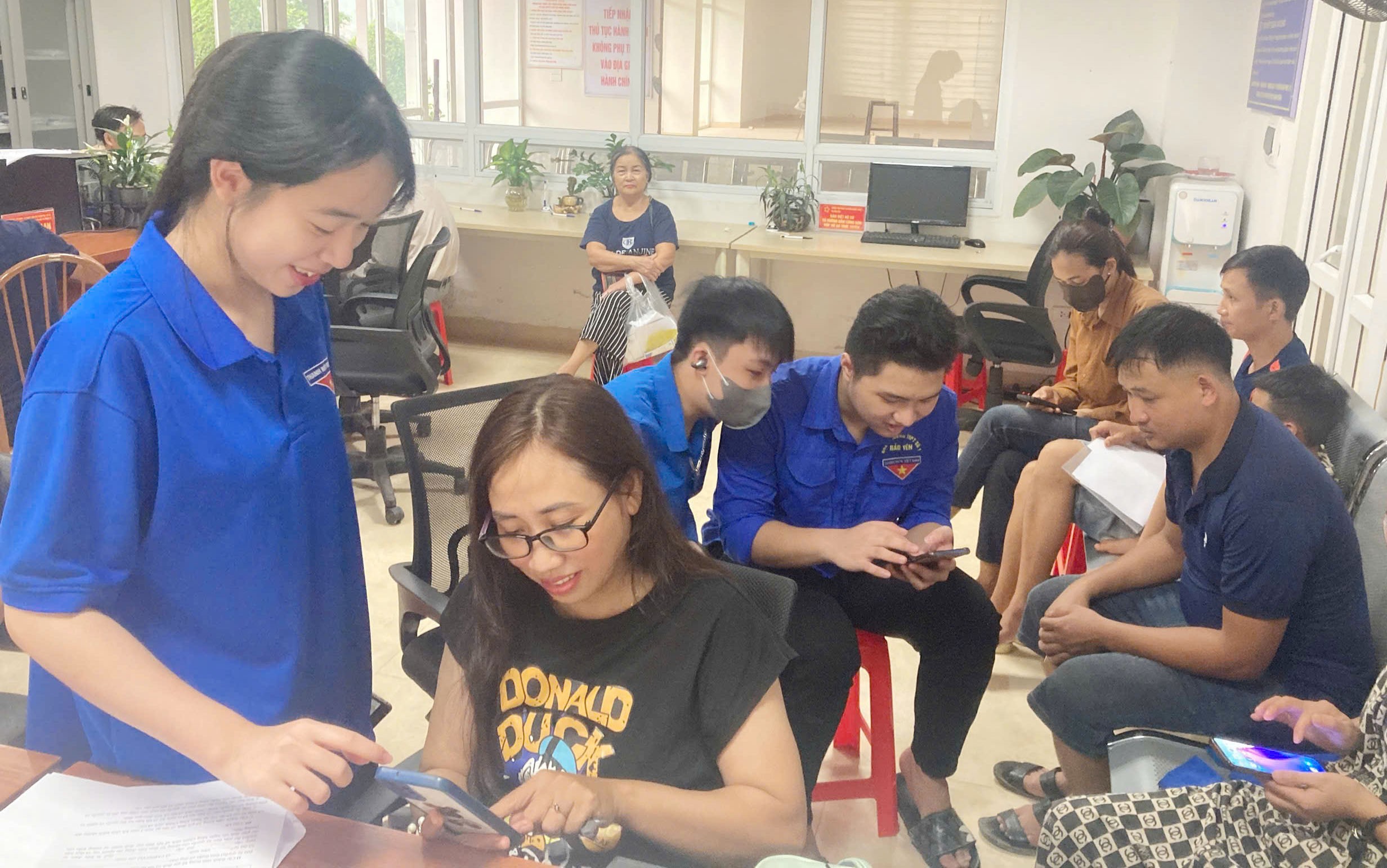 Thanh niên xã Bảo Yên hỗ trợ người dân làm hồ sơ trực tuyến. ho-tro-chuyen-doi-so.jpg