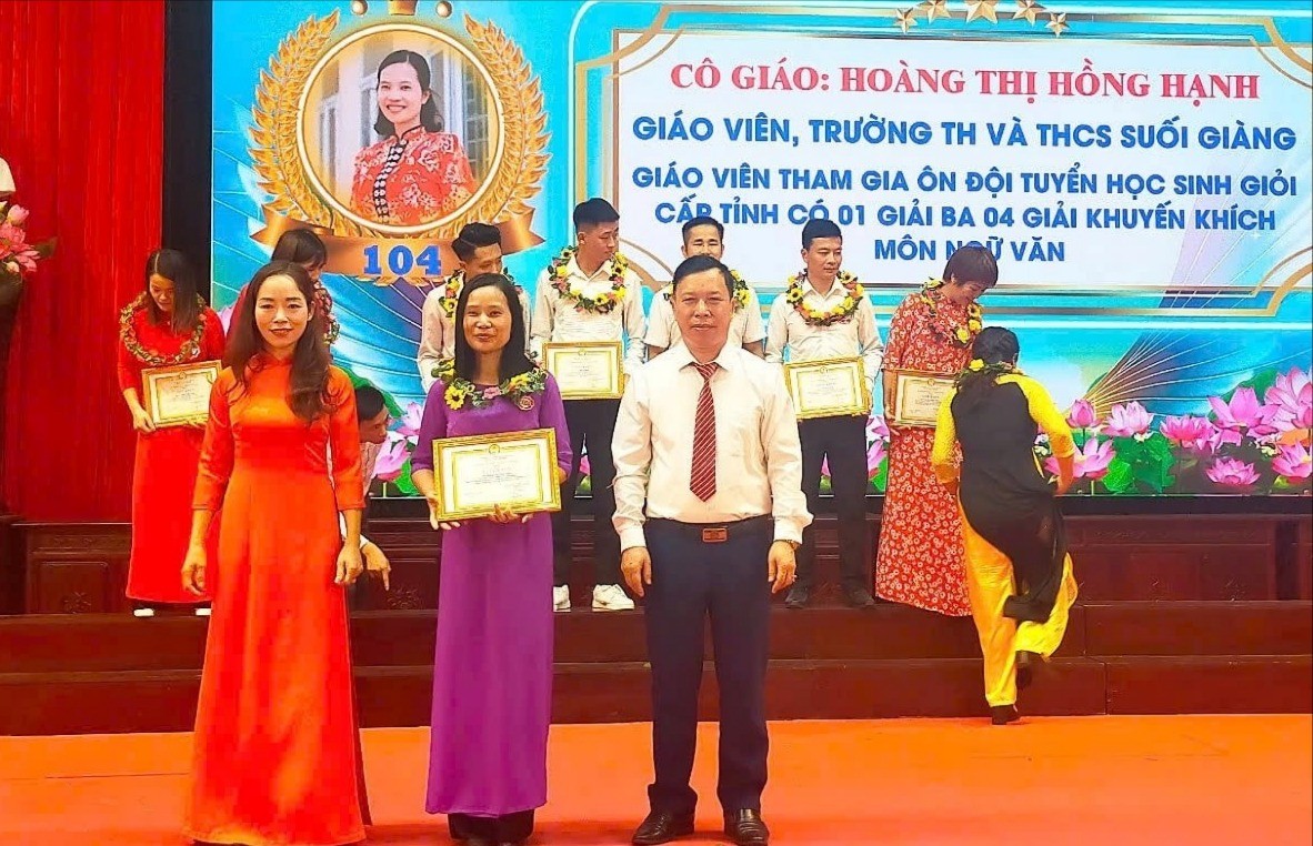 ເພື່ອບັນລຸໄດ້ຜົນງານທີ່ຕົນຍາດມາໄດ້, ທ່ານນາງ ຮ່ວາງຈູງຫາຍ ໄດ້ຮັບການຮັບຮູ້, ຍ້ອງຍໍ ແລະ ໄດ້ຮັບລາງວັນຈາກບັນດາຂັ້ນ, ຂະແໜງການ. sg4.jpg