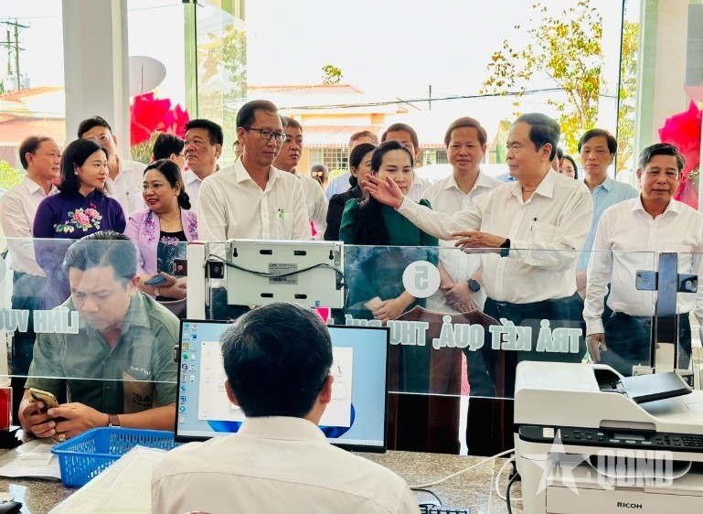 Chủ tịch Quốc hội Trần Thanh Mẫn thăm Trung tâm Phục vụ hành chính công xã Thạnh Hòa, TP Cần Thơ.