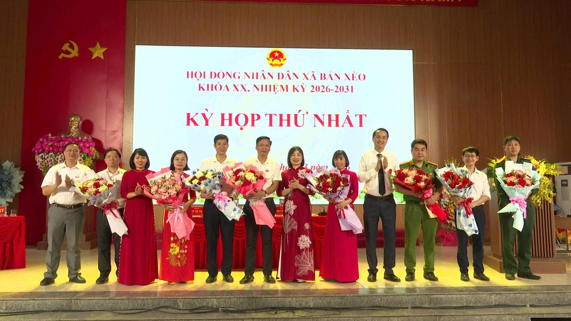 13huong-truc-dang-uy-ubnd-ub-mttq-vn-xa-tang-hoa-va-chuc-mung-cac-ong-ba-duoc-bau-giu-chuc-chu-tich-pho-chu-tich-ubnd-xa-va-uy-vien-ubnd-xa.jpg
