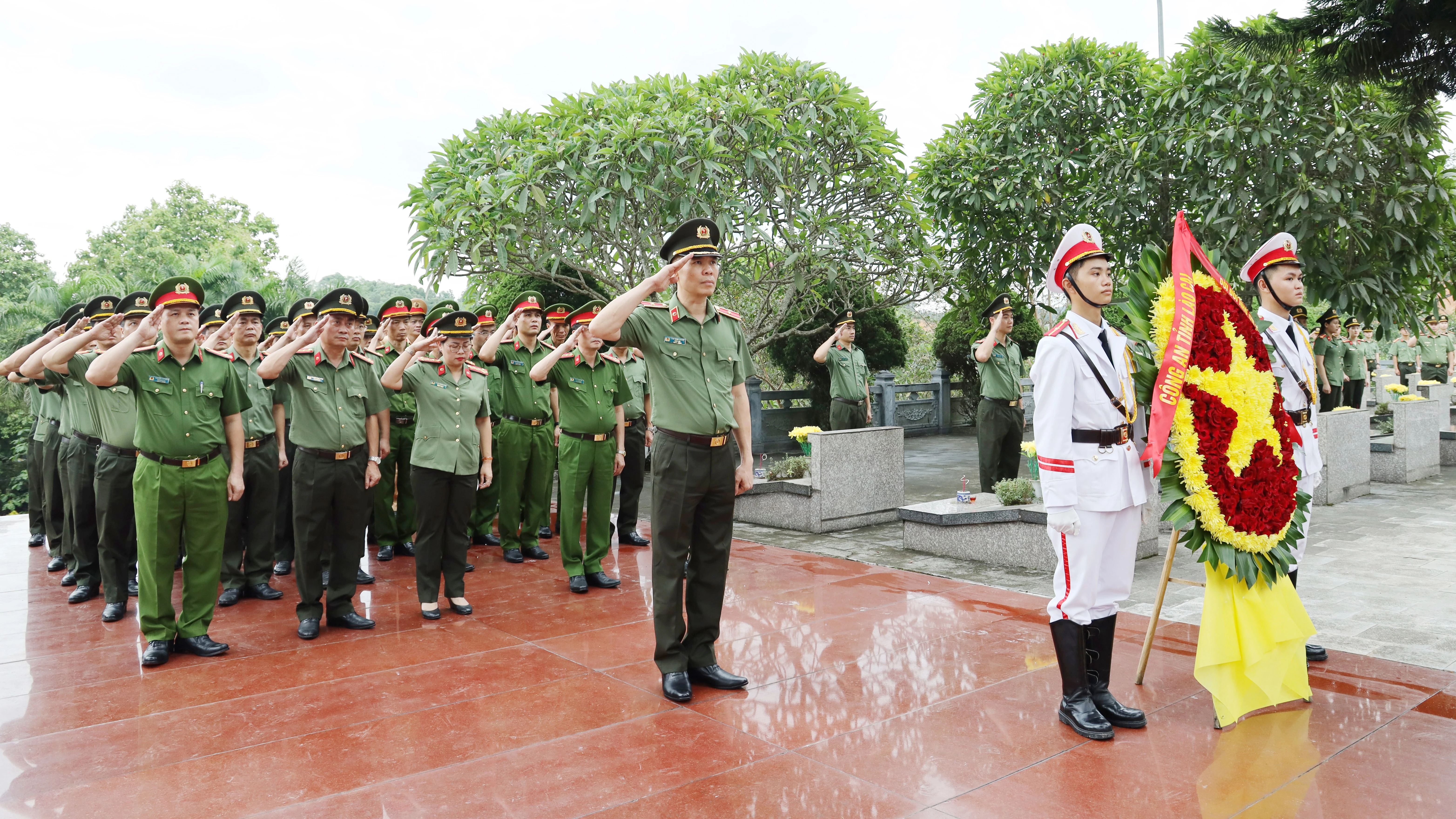 Đồng chí Thiếu tướng Cao Minh Huyền, Giám đốc Công an tỉnh chủ trì Đoàn đại biểu dâng hương tại Nghĩa trang Liệt sĩ tỉnh tại phường Yên Bái.