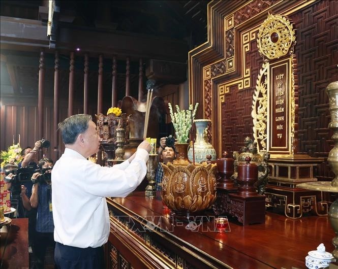 Tổng Bí thư Tô Lâm dâng hương tưởng niệm tại Đền thờ liệt sĩ ở Chiến trường Điện Biên Phủ. Tổng Bí thư Tô Lâm dâng hương tưởng niệm tại Đền thờ liệt sĩ ở Chiến trường Điện Biên Phủ.