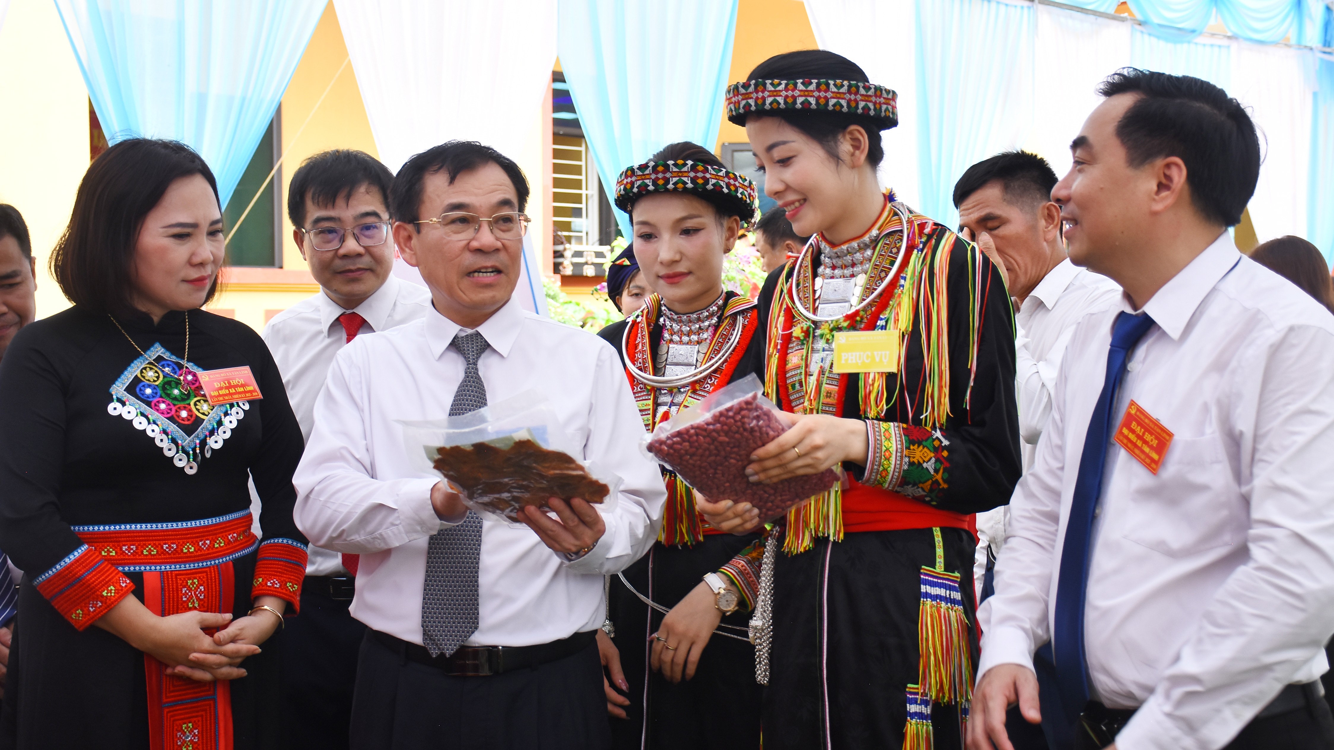 Đồng chí Trưởng Ban Tổ chức Tỉnh ủy tham quan gian trưng bày các sản phẩm của địa phương. 5-tham-quan-gian-hang-san-pham-occop-trung-bay-tai-dai-hoi.jpg