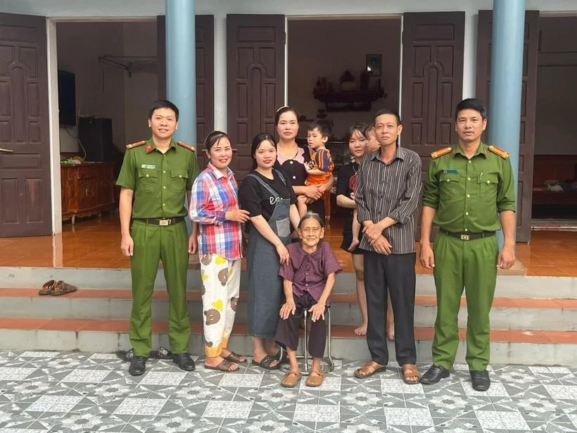 Bà Hoan đoàn tụ cùng gia đình.