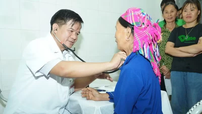 Bệnh viện Bạch Mai luôn tổ chức các đoàn công tác về các địa phương tham gia khám chữa bệnh cho người dân và hỗ trợ y tế tuyến dưới nâng cao trình độ chuyên môn. (Trong ảnh: Phó Giáo sư, Tiến sĩ Đào Xuân Cơ, Giám đốc Bệnh viện Bạch Mai tham gia khám sức khỏe cho người dân vùng cao Lào Cai).