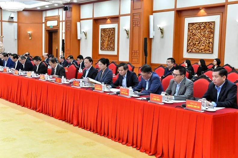 Các đồng chí thành viên Tiểu ban Văn kiện tham dự phiên họp.