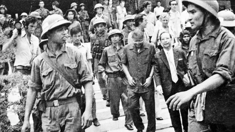 Trung đoàn phó Trung đoàn 66, Sư đoàn 304, Quân đoàn 2 Phạm Xuân Thệ (bên phải) tham gia đưa Tổng thống Dương Văn Minh và Nội các ra Đài phát thanh Sài Gòn đọc tuyên bố đầu hàng.