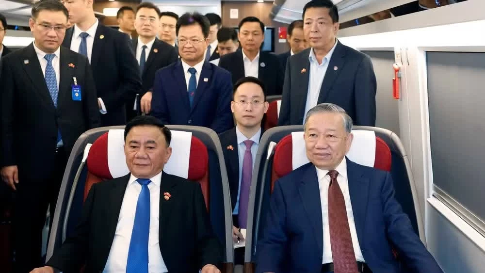 Lãnh đạo doanh nghiệp ngành đường sắt Trung Quốc tháp tùng Tổng Bí thư, Chủ tịch nước Tô Lâm trên tàu cao tốc đi thăm thành phố Nam Ninh.