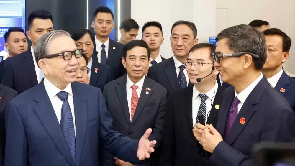 Tổng Bí thư, Chủ tịch nước Tô Lâm và các đại biểu tại Trung tâm hợp tác ứng dụng AI Trung Quốc - ASEAN.