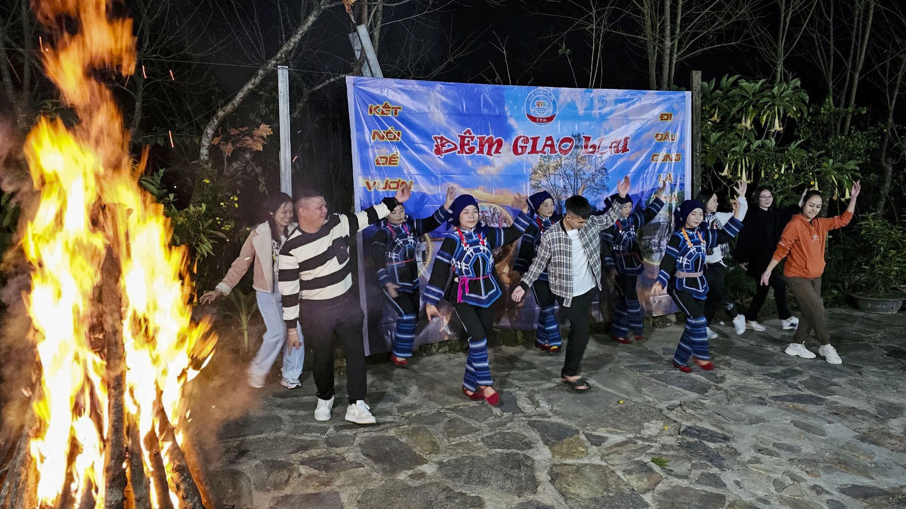 Khách du lịch giao lưu lửa trại tại Y Tý. khach-du-lich-giao-luu-lua-trai-tai-y-ty.jpg
