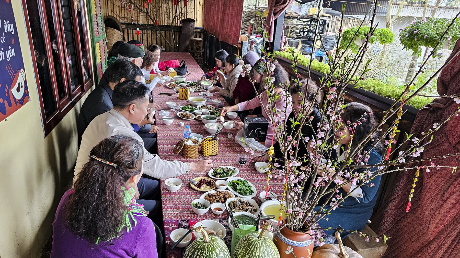 Du khách thưởng thức ẩm thực của địa phương. khach-du-lich-thuong-thuc-am-thuc-dip-tet-nguyen-dan-tai-y-ty.jpg