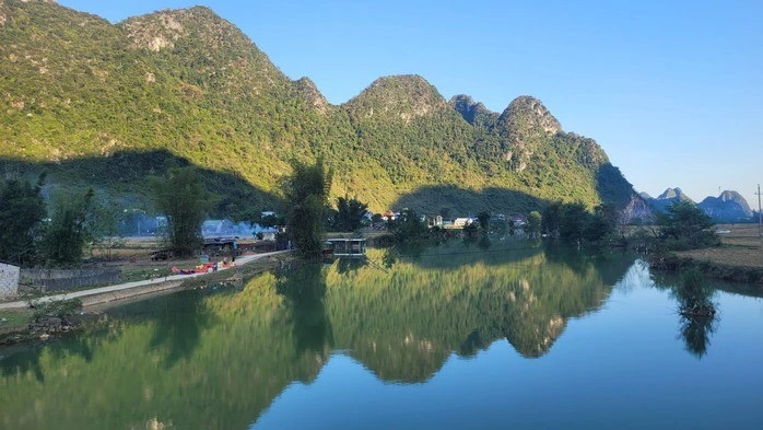 Sông Quây Sơn xanh màu ngọc bích, soi bóng những bản làng bình yên.