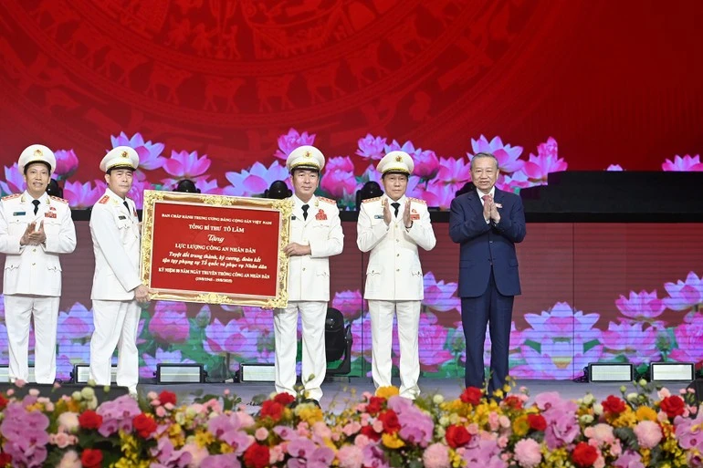 Tổng Bí thư Tô Lâm trao trao bức trướng tặng Công an nhân dân Việt Nam.
