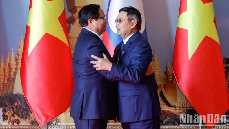 Thủ tướng Phạm Minh Chính với Chủ tịch Quốc hội Lào Saysomphone Phomvihane.