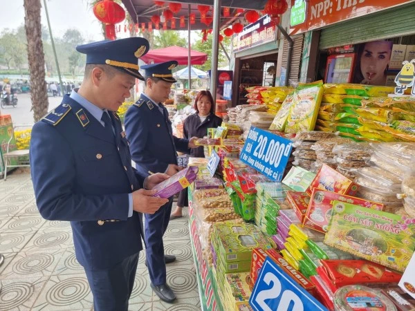 Tăng cường kiểm tra, giám sát hoạt động kinh doanh dịp lễ hội đầu xuân.
