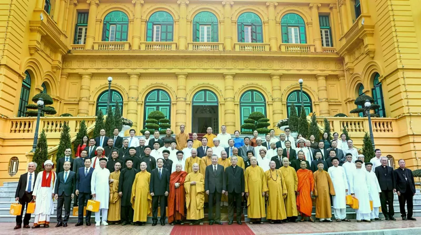 Chủ tịch nước Tô Lâm gặp mặt đoàn đại biểu lãnh đạo, chức sắc các tổ chức tôn giáo nhằm biểu dương, tôn vinh, khích lệ lãnh đạo chức sắc, phát huy truyền thống “phụng đạo, yêu nước”, tinh thần đại đoàn kết toàn dân tộc, ngày 13/6/2024.