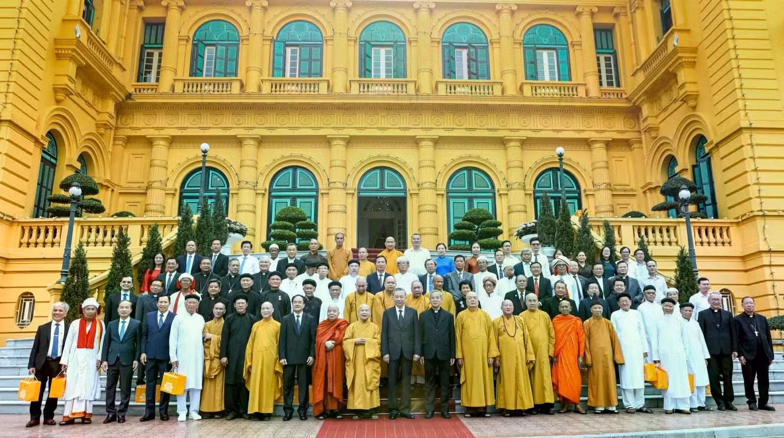 Chủ tịch nước Tô Lâm gặp mặt đoàn đại biểu lãnh đạo, chức sắc các tổ chức tôn giáo nhằm biểu dương, tôn vinh, khích lệ lãnh đạo chức sắc, phát huy truyền thống “phụng đạo, yêu nước”, tinh thần đại đoàn kết toàn dân tộc, ngày 13/6/2024.