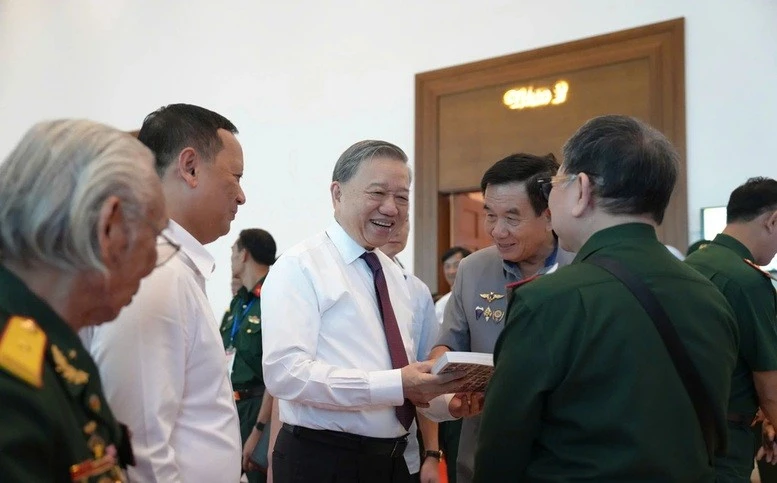 Tổng Bí thư Tô Lâm gặp mặt các tướng lĩnh, Anh hùng Lực lượng vũ trang nhân dân, thanh niên xung phong, dân công hỏa tuyến, biệt động Sài Gòn... từng tham gia Chiến dịch Hồ Chí Minh, nhân dịp kỷ niệm 50 năm Ngày thống nhất đất nước (30/4/1975-30/4/2025).