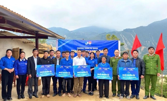 “Đoàn viên, thanh niên trong huyện Bắc Hà tham gia hỗ trợ các gia đình đào móng, vận chuyển vật liệu… với khoảng 600 ngày công. Tính đến tháng 3/2025, Đoàn thanh niên huyện Bắc Hà đã chắp nối và hỗ trợ kinh phí cho 11 hộ dân bị ảnh hưởng bởi hoàn lưu bão số 3. Hiện, đã bàn giao đưa vào sử dụng 8 nhà (mỗi nhà được hỗ trợ 100 triệu đồng)”, chị Linh thông tin.