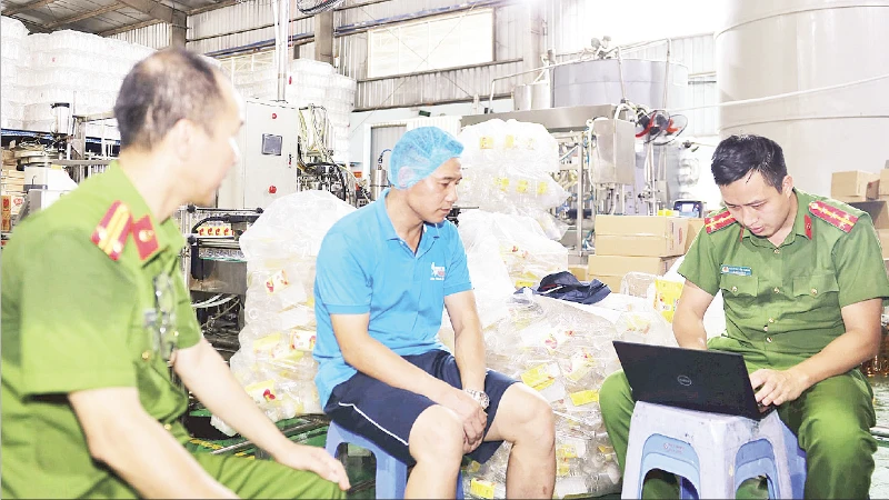 Lực lượng Công an tỉnh Hưng Yên kiểm tra, làm việc với Công ty TNHH Sản xuất và Xuất nhập khẩu Nhật Minh Food.