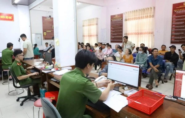 Công an thành phố Cần Thơ giải quyết thủ tục hành chính cho người dân nhanh chóng, hiệu quả ngay sau kỳ nghỉ Tết.