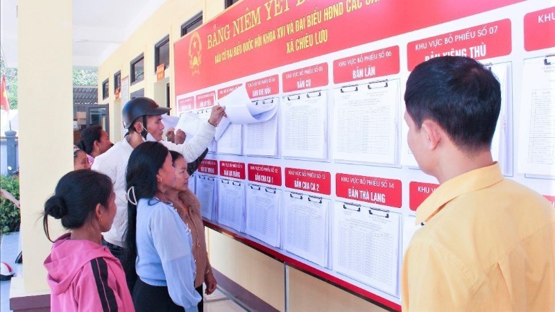 Cử tri xã Chiêu Lưu, tỉnh Nghệ An xem danh sách cử tri được niêm yết tại trụ sở xã.