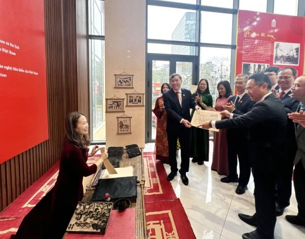 Trưng bày “Mừng Đảng, mừng Xuân: Gìn giữ giá trị – Khát vọng vươn xa” do Bảo tàng Dân tộc học Việt Nam và Viện Nghiên cứu Hán Nôm đồng chủ trì.