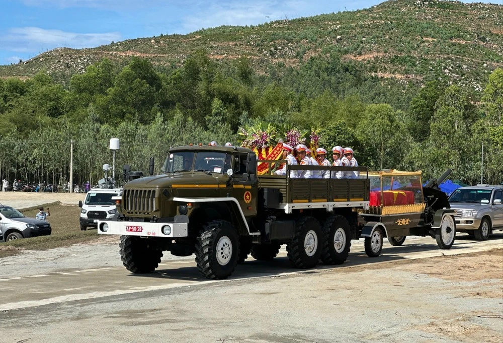 Xe chở linh cữu nguyên Chủ tịch nước Trần Đức Lương về tới nghĩa trang thôn Diên Trường, xã Phổ Khánh, thị xã Đức Phổ, tỉnh Quảng Ngãi.