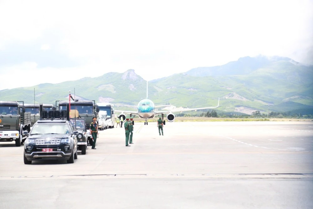 Linh xa cùng các phương tiện, lực lượng phục vụ tang lễ có mặt tại sân bay Chu Lai, sẵn sàng đón linh cữu nguyên Chủ tịch nước Trần Đức Lương về an nghỉ tại quê nhà Phổ Khánh, thị xã Đức Phổ, tỉnh Quảng Ngãi.
