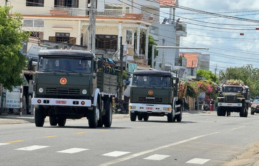 Khoảng 14 giờ chiều, linh xa chở linh cữu nguyên Chủ tịch nước Trần Đức Lương di chuyển qua địa phận huyện Tư Nghĩa, tỉnh Quảng Ngãi.