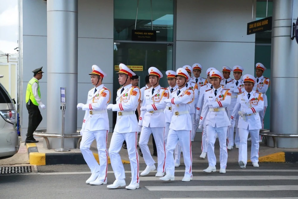 Lực lượng phục vụ tang lễ nguyên Chủ tịch nước Trần Đức Lương tại sân bay Chu Lai.