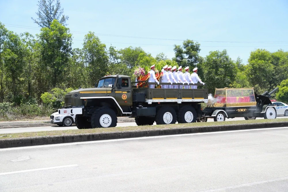 Linh xa chở linh cữu nguyên Chủ tịch nước Trần Đức Lương di chuyển trên Quốc lộ 1 qua TP Quảng Ngãi.
