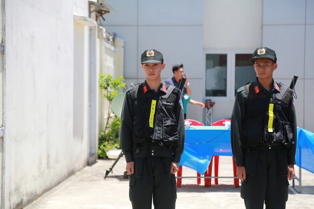 Các lực lượng an ninh được bố trí để đảm bảo an ninh tuyệt đối tại các ngã 3, ngã tư và trong suốt quảng đường di chuyển đưa linh cữu nguyên Chủ tịch nước Trần Đức Lương về quê nhà.