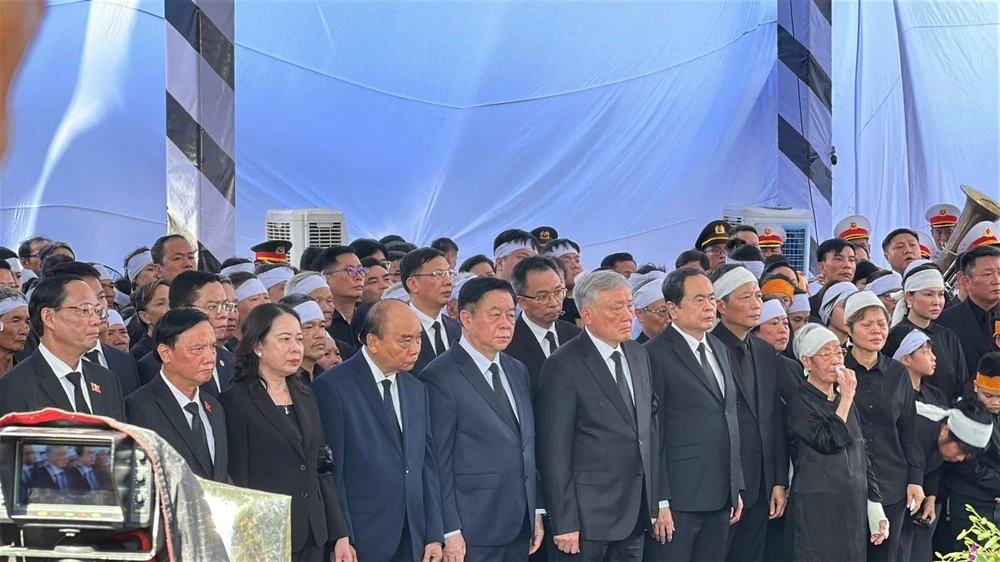 Các lãnh đạo Đảng, nhà nước, lãnh đạo tỉnh Quảng Ngãi cùng gia quyến tại lễ an táng nguyên Chủ tịch nước Trần Đức Lương.