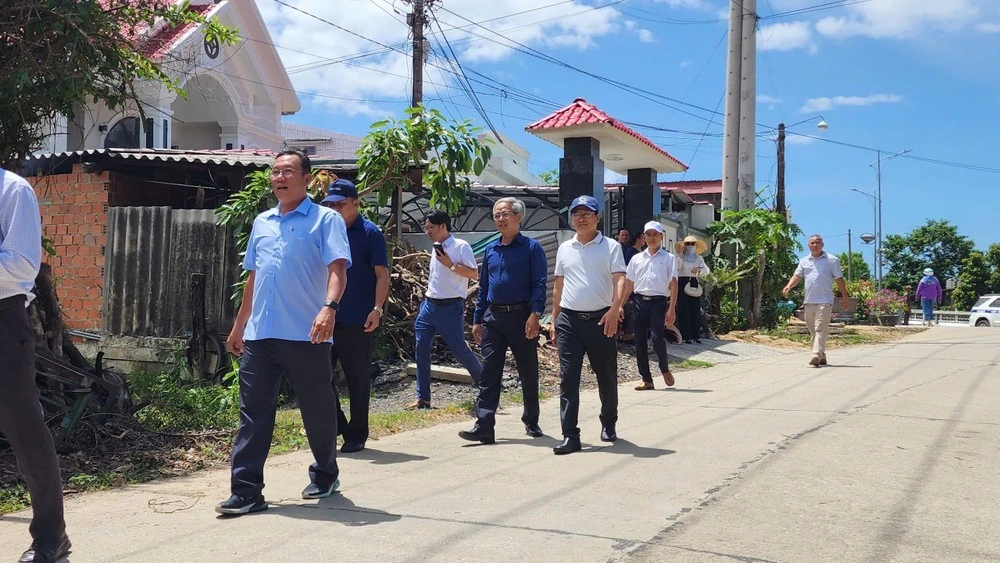 Người dân đội nắng đi bộ vào bên trong khu vực an táng, tiễn biệt nguyên Chủ tịch nước Trần Đức Lương về nơi an nghỉ cuối cùng.
