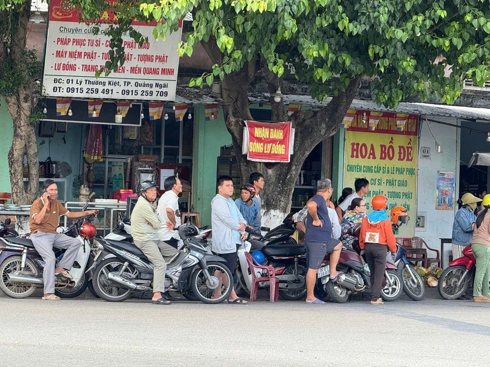 Người dân Quảng Ngãi chờ từ rất sớm để đón linh cữu của nguyên Chủ tịch nước Trần Đức Lương.