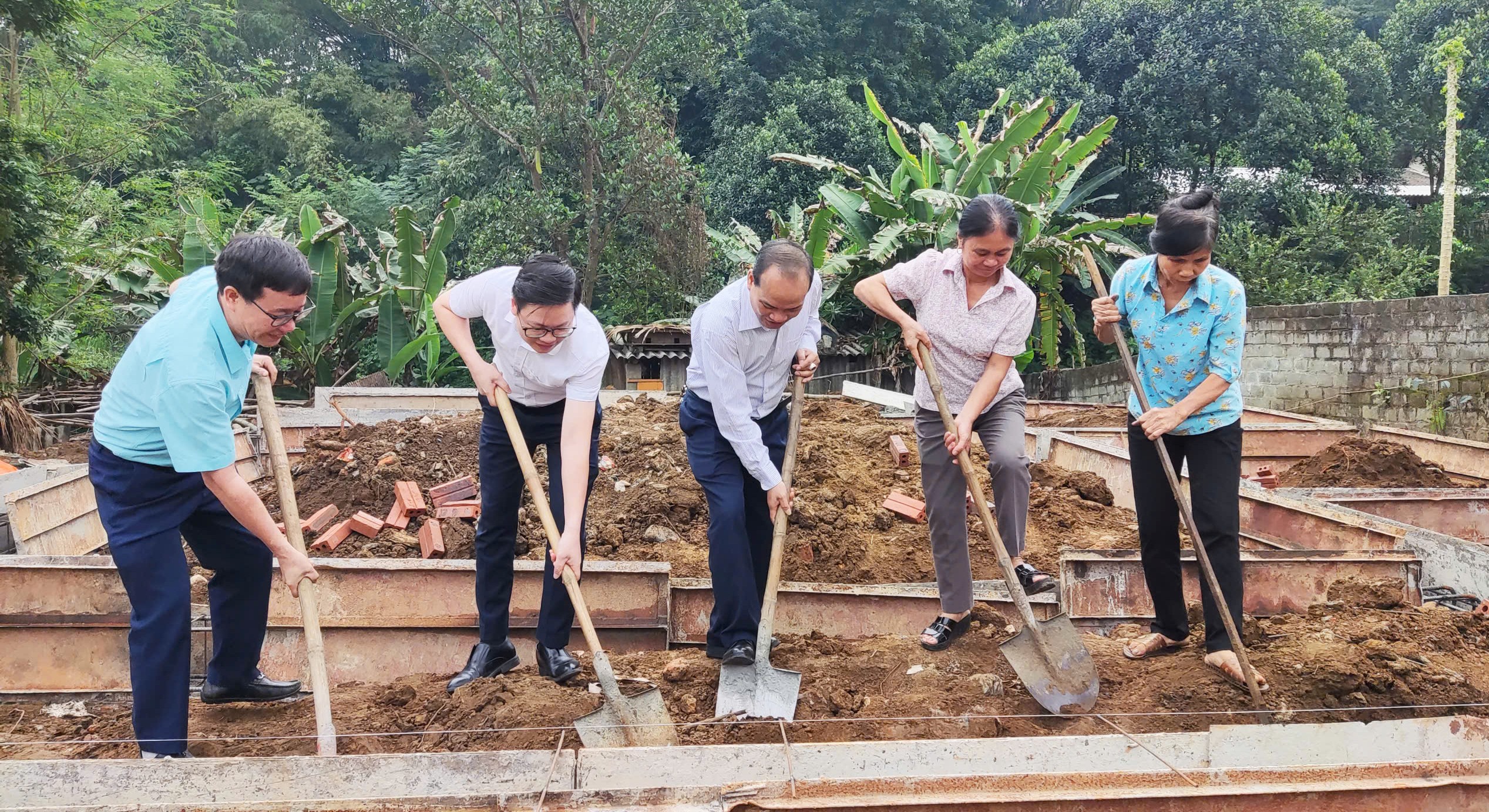 Đại biểu và đại diện gia đình tham gia khởi công ngôi nhà z7153479403784-fae7498787f5635e53b2d17864face5b-1.jpg