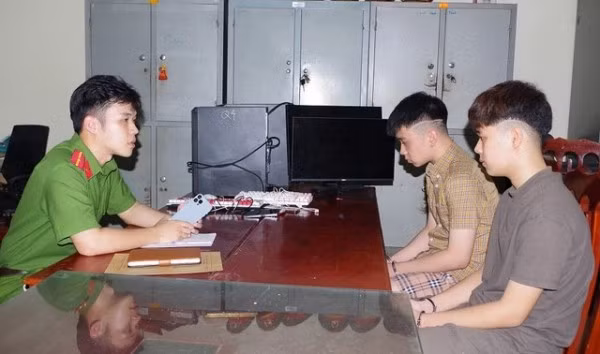 Hai đối tượng Đắc và Chuẩn tại cơ quan Công an.