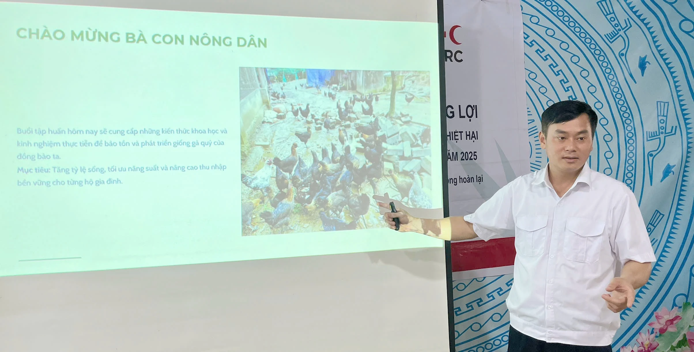 dong-chi-nguyen-dinh-tam-pho-giam-doc-trung-tam-dich-vu-tong-hop-xa-coc-san-tap-huan-ky-thuat-nuoi-ga-den-ban-dia.jpg
