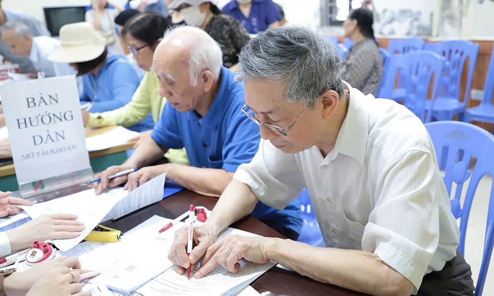 Người nhận lương hưu, trợ cấp BHXH đăng ký hưởng qua tài khoản cá nhân (ATM). Người nhận lương hưu, trợ cấp BHXH đăng ký hưởng qua tài khoản cá nhân (ATM).