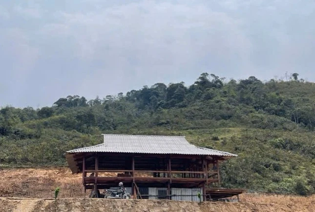 Căn nhà mới đã được dựng lên an toàn, hai gia đình ông Tểnh và ông Lềnh đã yên tâm, ổn định cuộc sống.