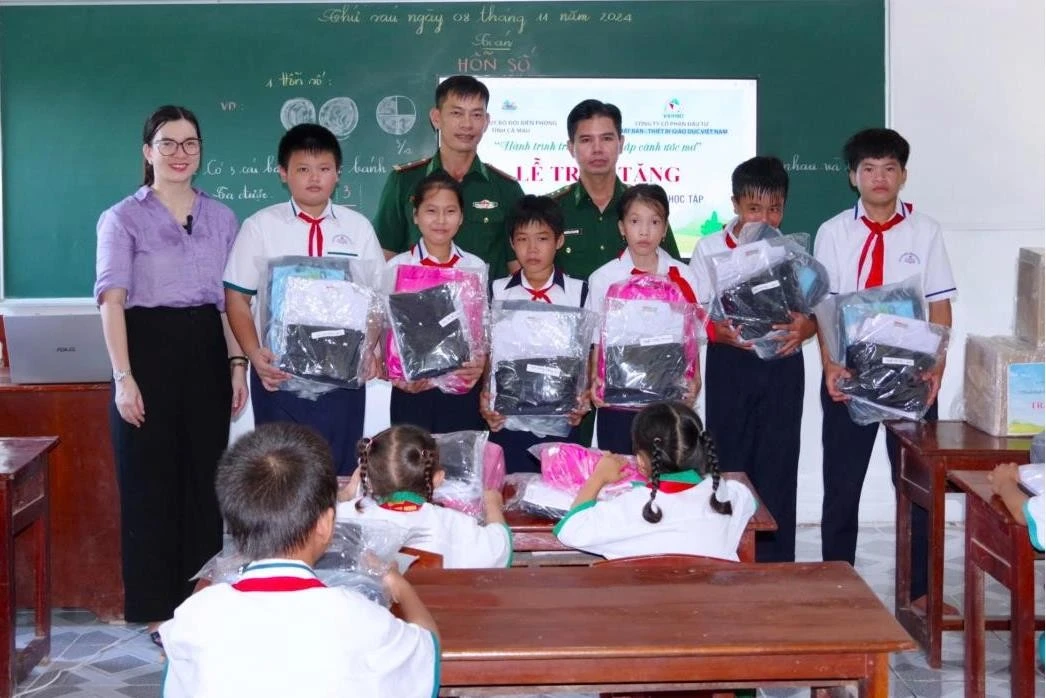 Cùng với việc tổ chức lớp học tình thương trên đảo Hòn Chuối (huyện Trần Văn Thời, tỉnh Cà Mau), cán bộ Đồn Biên phòng Hòn Chuối, BĐBP Cà Mau thường xuyên vận động các doanh nghiệp, nhà hảo tâm hỗ trợ vật chất, tặng quà các em học sinh nơi đây.