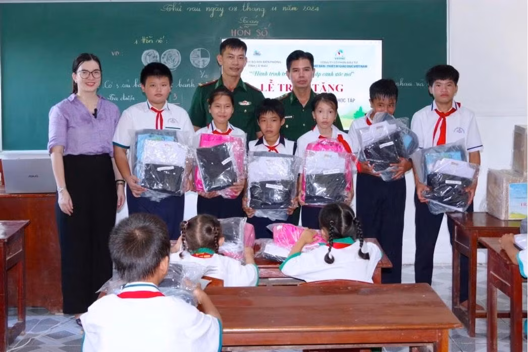 Cùng với việc tổ chức lớp học tình thương trên đảo Hòn Chuối (huyện Trần Văn Thời, tỉnh Cà Mau), cán bộ Đồn Biên phòng Hòn Chuối, BĐBP Cà Mau thường xuyên vận động các doanh nghiệp, nhà hảo tâm hỗ trợ vật chất, tặng quà các em học sinh nơi đây.