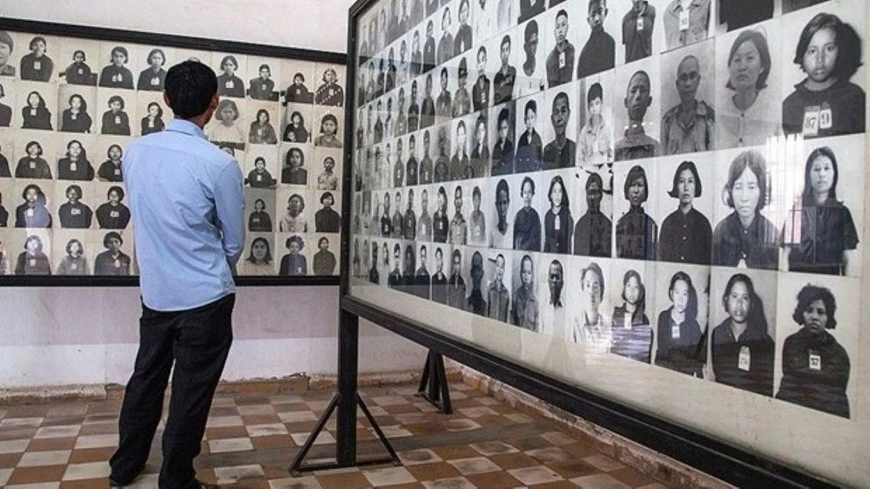 Những tấm ảnh gốc trưng bày tại Bảo tàng diệt chủng Tuol Sleng, Campuchia.